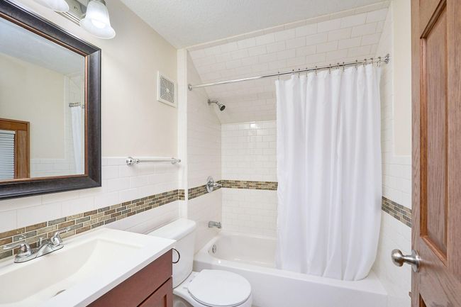Upper level full bathroom | Image 30
