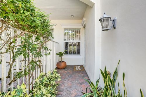 1127 N Victoria Park Rd, Fort Lauderdale, FL, 33304-2464 | Card Image