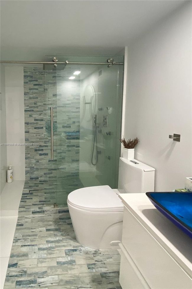 APT-708 - 800 Parkview Dr, Condo with 1 bedrooms, 2 bathrooms and null parking in Hallandale Beach FL | Image 6