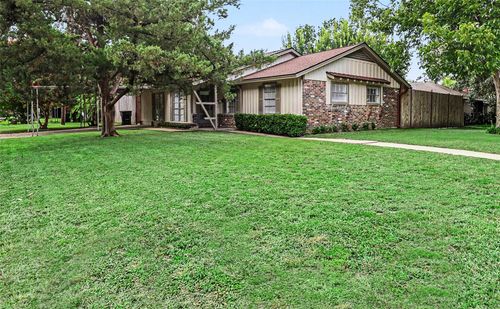 2303 Bron Holly Dr, Houston, TX, 77018-7116 | Card Image