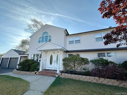 200 Saint Regis Dr, Massapequa Park, NY, 11762-3546 | Card Image