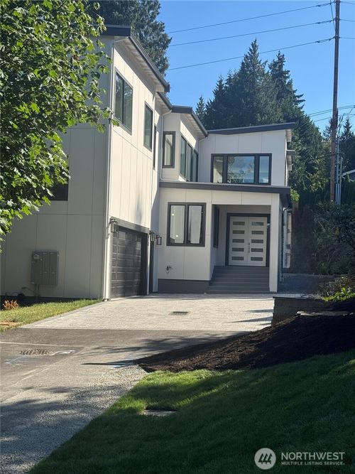 955 103rd Ave Se, Bellevue, WA, 98004-5085 | Card Image