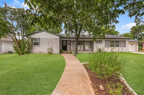 3721 London Ln, Richland Hills, TX, 76118-5135 | Card Image