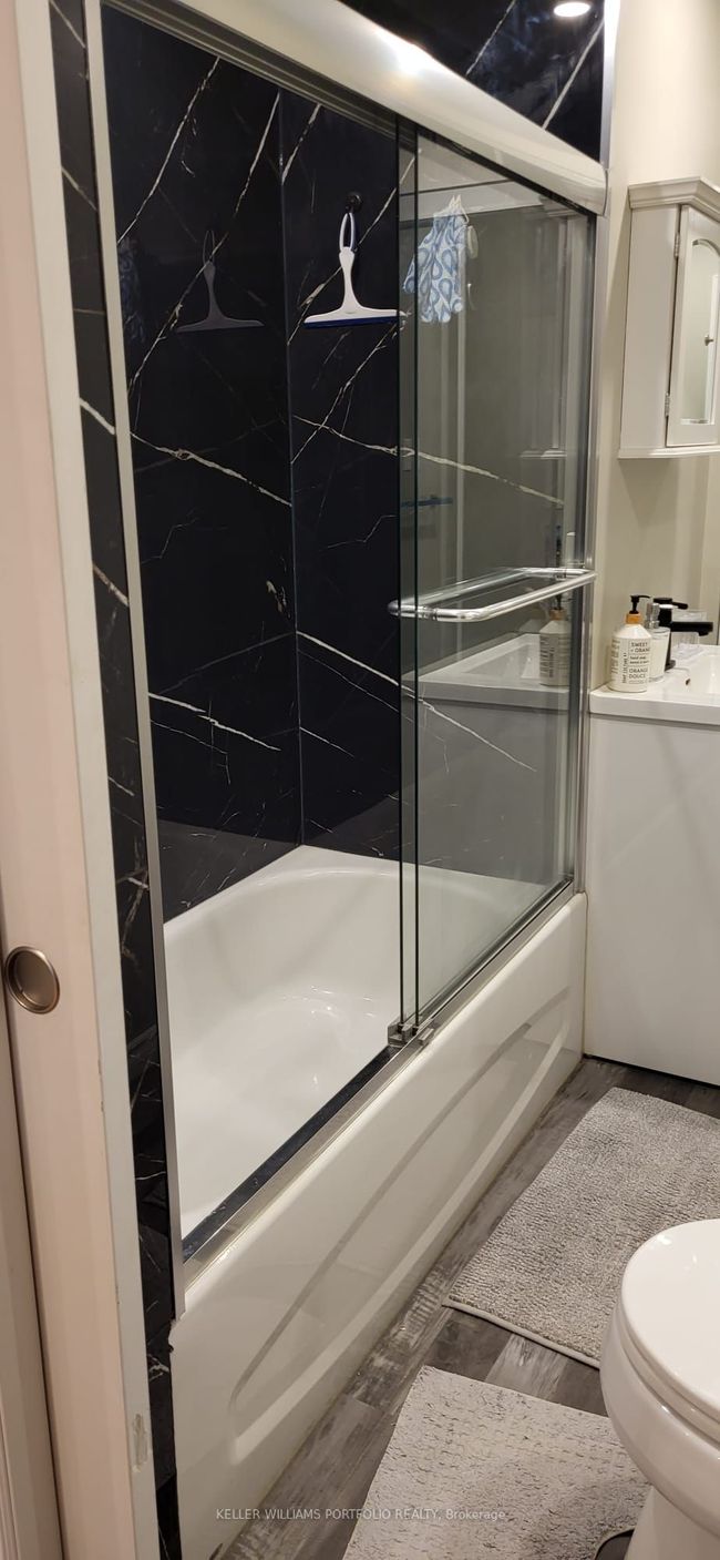MAIN - 17 Kelvin Ave, House attached with 1 bedrooms, 1 bathrooms and null parking in Toronto ON | Image 12