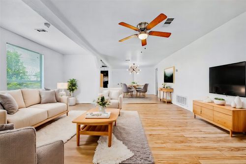 1200 Walnut Ave, Austin, TX, 78702-1529 | Card Image