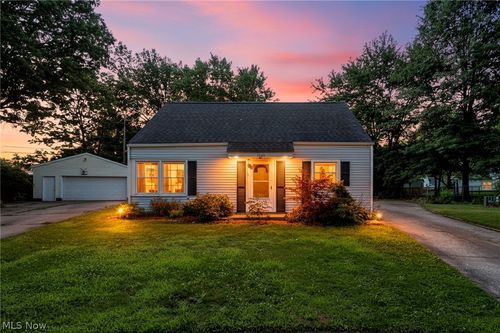 2139 Suncrest Cir, Cuyahoga Falls, OH, 44221-3515 | Card Image
