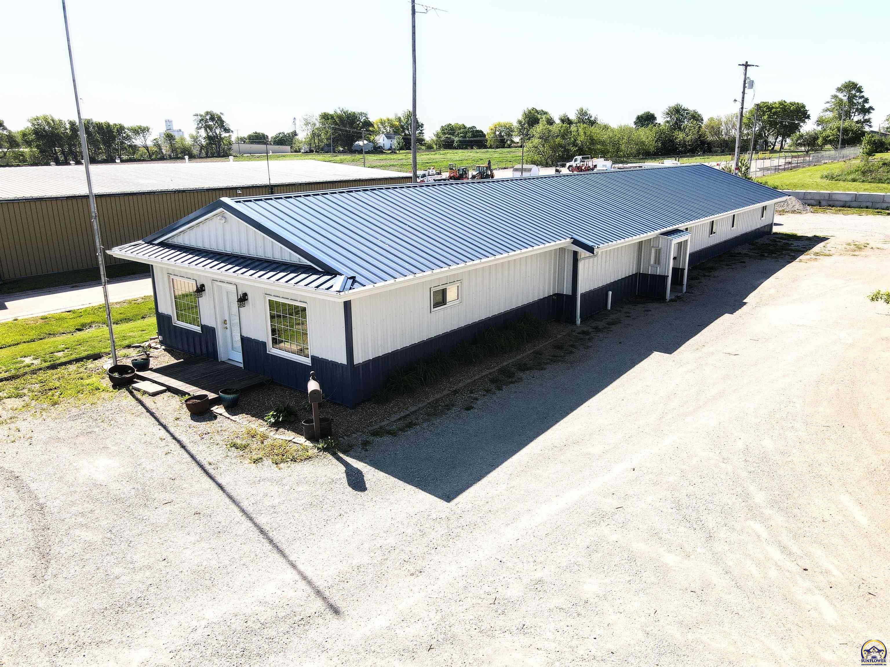 1705 Oregon St, Hiawatha, KS 66434