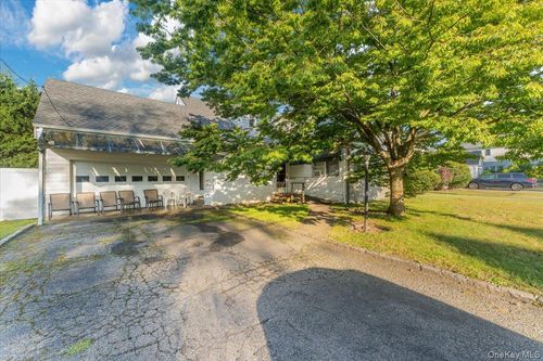 60 Meadow Ln, Lawrence, NY, 11559-1828 | Card Image
