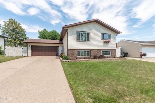 3230 E Avenue C, Bismarck, ND, 58501-3259 | Card Image