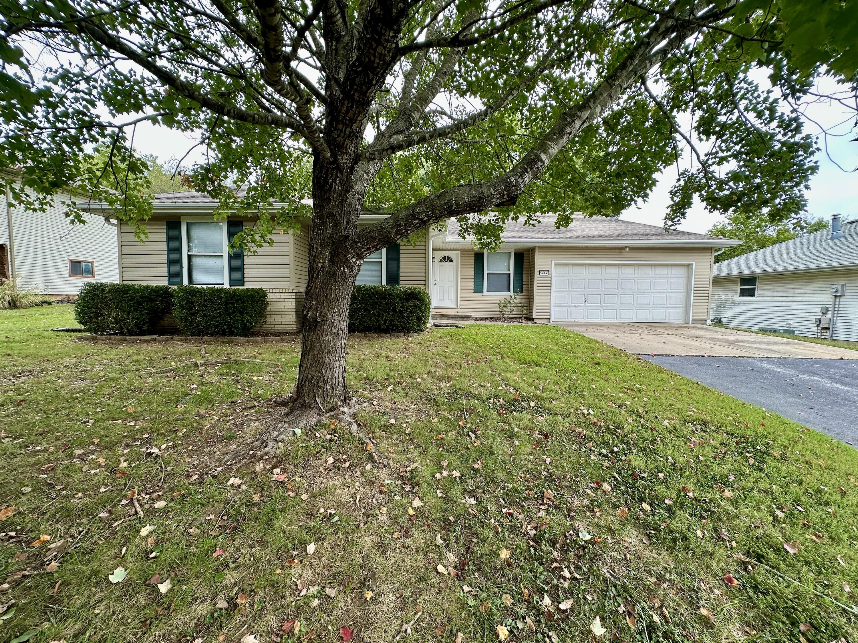 Honeysuckle Ln, Battlefield, MO 65619