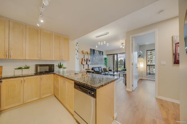 1204 - 6823 Station Hill Dr, Condo with 2 bedrooms, 2 bathrooms and 1 parking in Burnaby BC | Image 9
