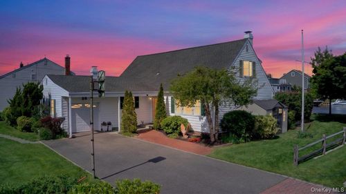20 Bayview Ln, Amityville, NY, 11701-3923 | Card Image