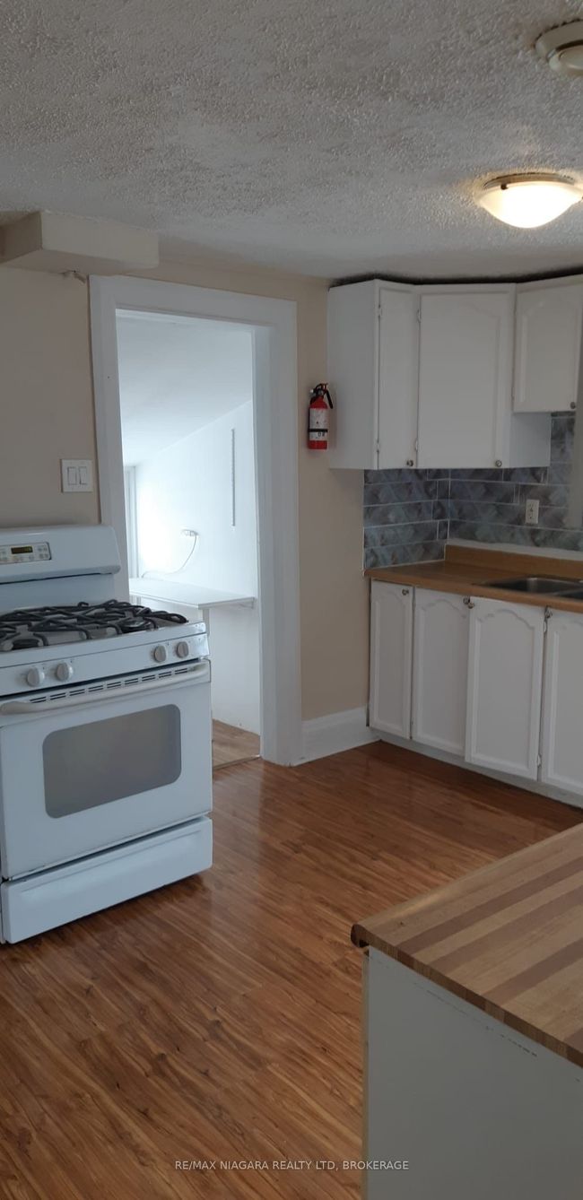 146 Burgar St, Home with 7 bedrooms, 3 bathrooms and 3 parking in Welland ON | Image 15