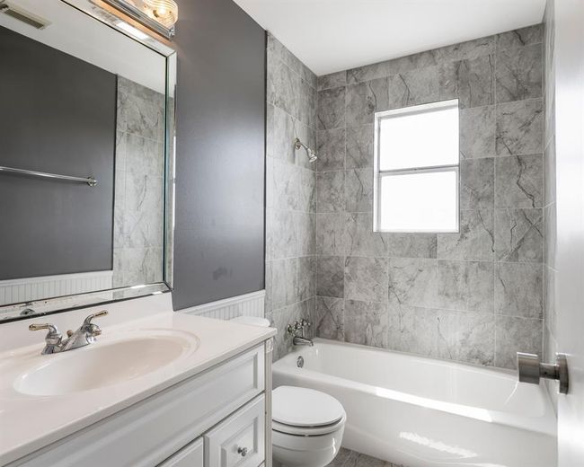 Upstairs Bathroom | Image 35