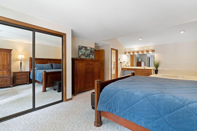 20-17-Prime Suite-MirrorCloset-JustinEwi | Image 20