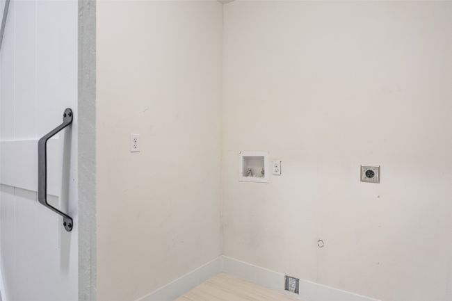Laundry area featuring washer hookup, gas dryer hookup, and electric dryer hookup | Image 14
