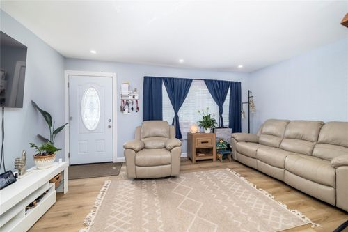 44 Tyler St, Freeport, NY, 11520 | Card Image