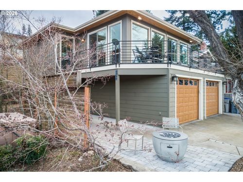 402 Bluff Rd, Hood River, OR, 97031-7824 | Card Image