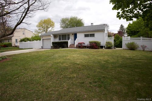 3 Rollin Ln, Brentwood, NY, 11717-1917 | Card Image