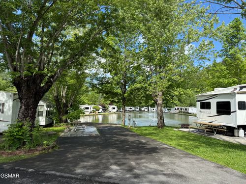 368-4229 E Parkway, Gatlinburg, TN, 37738-6427 | Card Image