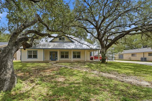 325 Sollock Dr, Devine, TX, 78016-1011 | Card Image