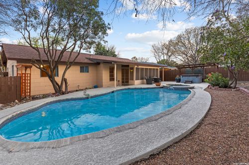 7337 Leading Oaks St, Live Oak, TX, 78233-3211 | Card Image