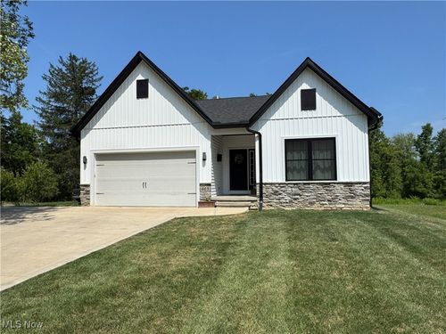 461 N Hambden St, Chardon, OH, 44024-1127 | Card Image