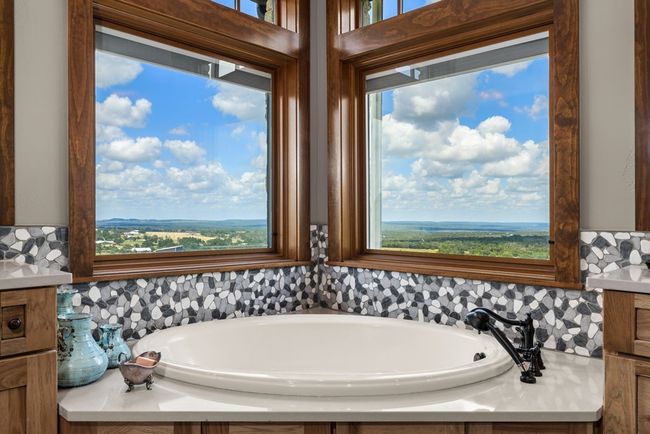 115 Trophy Oak Pt, Home with 5 bedrooms, 5 bathrooms and 3 parking in Fredericksburg TX | Image 24