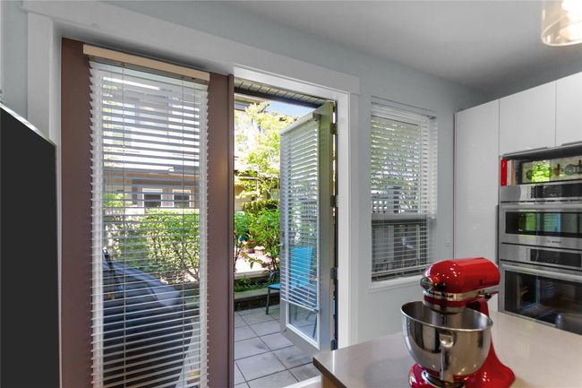 329 E 15 Th Street, Townhouse with 3 bedrooms, 2 bathrooms and 2 parking in North Vancouver BC | Image 14