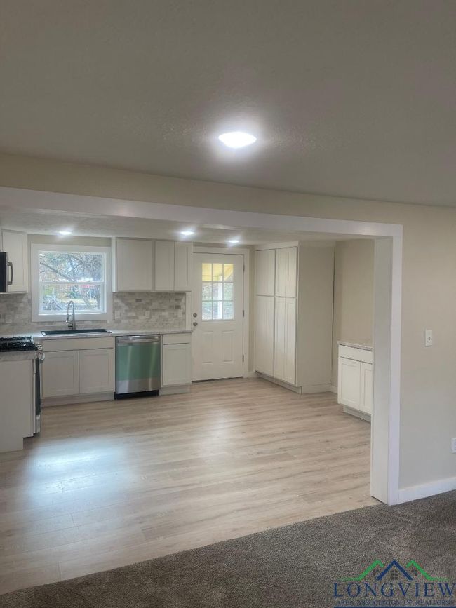 338 E Peters St, House other with 3 bedrooms, 2 bathrooms and null parking in De Kalb TX | Image 12