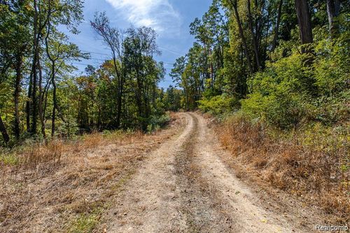 10516 Merrill Dr, FENTON, MI, 48430-2471 | Card Image