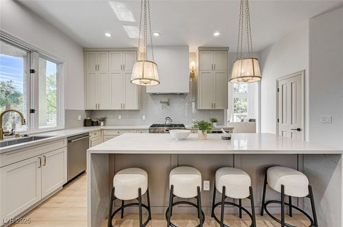 2105 Lookout Point Cir, Las Vegas, NV, 89117-5806 | Card Image