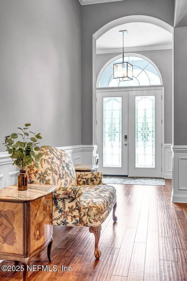 Arched entryway and landing | Image 8