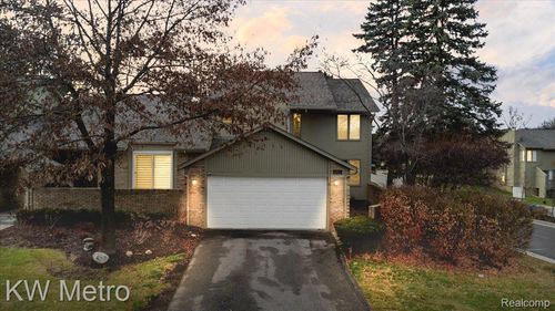 4013 Foxpointe Dr, West Bloomfield, MI, 48323-2601 | Card Image