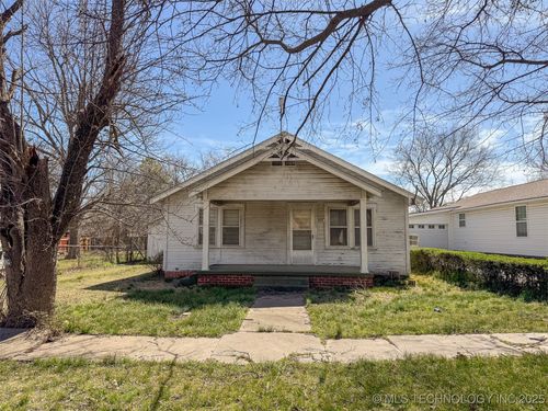 615 W 4th St, Ada, OK, 74820-3203 | Card Image