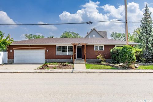 405 4th Ave Ne, Moose Jaw, SK, S6H8B8 | Card Image