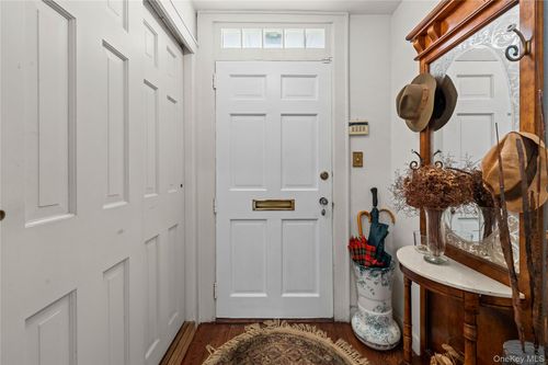 28 Crescent St, Hewlett, NY, 11557-2324 | Card Image