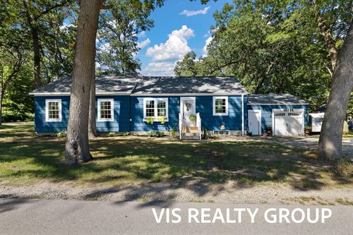 15745 Beach Dr, Spring Lake, MI, 49456-1801 | Card Image
