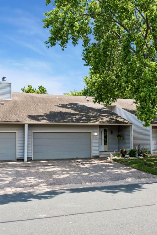 954 Carmel Ct, Shoreview, MN, 55126-5882 | Card Image