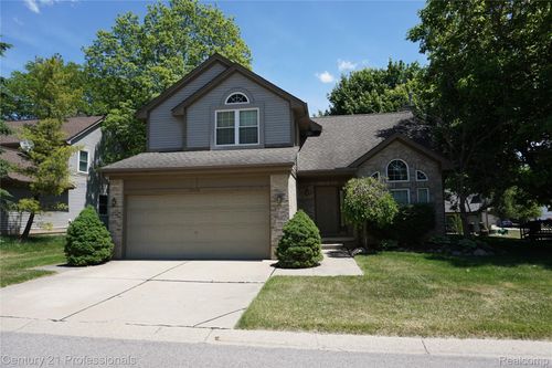23244 Potomac Cir, Farmington Hills, MI, 48335-3316 | Card Image