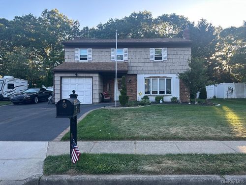 26 Fallen Leaf Rd, Holbrook, NY, 11741-2804 | Card Image