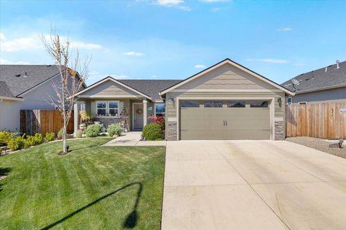 3591 Durst St, Medford, OR, 97504-4222 | Card Image