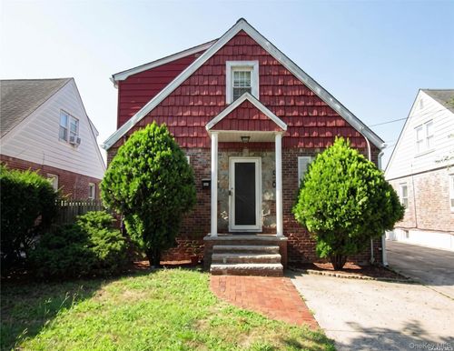 136 Henry St, Valley Stream, NY, 11580-3602 | Card Image
