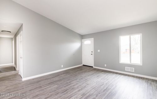 2401 Woodmont Dr, Louisville, KY, 40220-3638 | Card Image