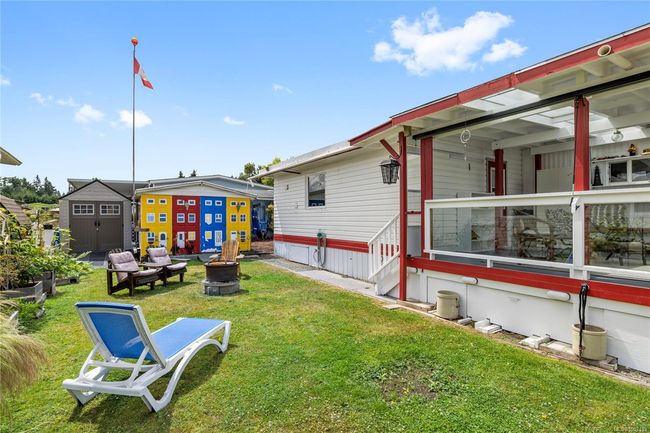 Covered deck and yard | Image 4