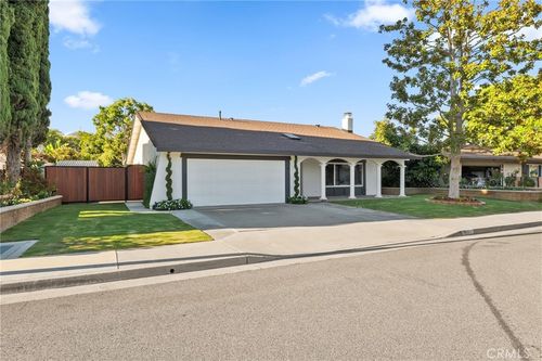 1111 W La Entrada, Anaheim, CA, 92801 | Card Image