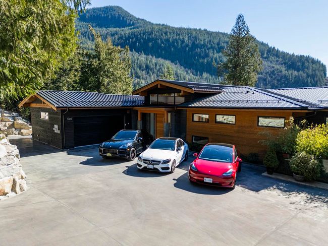 1024 Goat Ridge Drive, House other with 7 bedrooms, 4 bathrooms and 6 parking in Squamish BC | Image 2