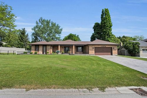 18 Pioneer Dr, Komoka, ON, N0L1R0 | Card Image