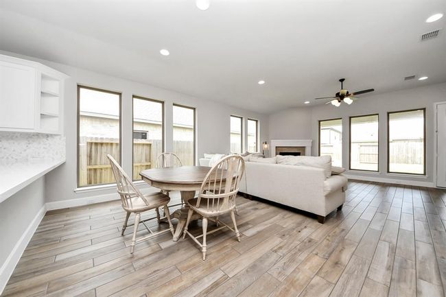 12310 Grassy Bend Dr, House other with 3 bedrooms, 2 bathrooms and 2 parking in Mont Belvieu TX | Image 10