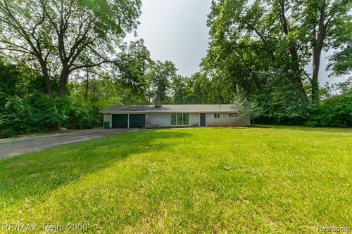 28045 W Greenmeadow Cir, Farmington Hills, MI, 48334-5159 | Card Image